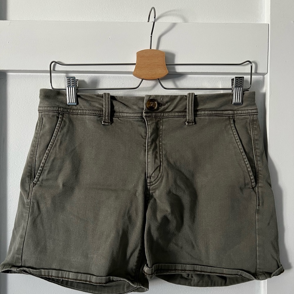 American Eagle Size 6 Midi Shorts Olive Green